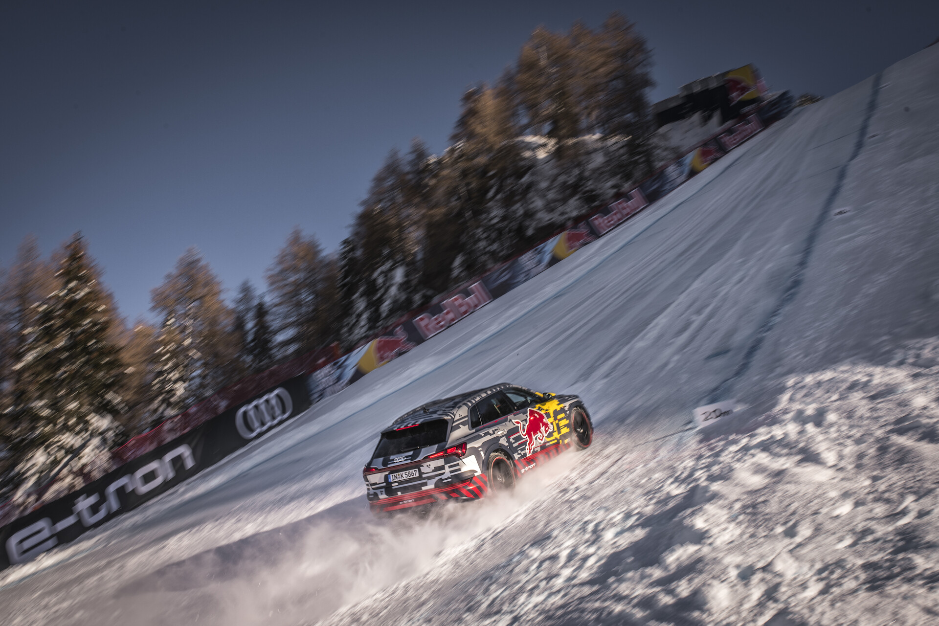 Audi e-tron extreme: Techniczny trendsetter na legendarnej trasie narciarskiej "Streif"