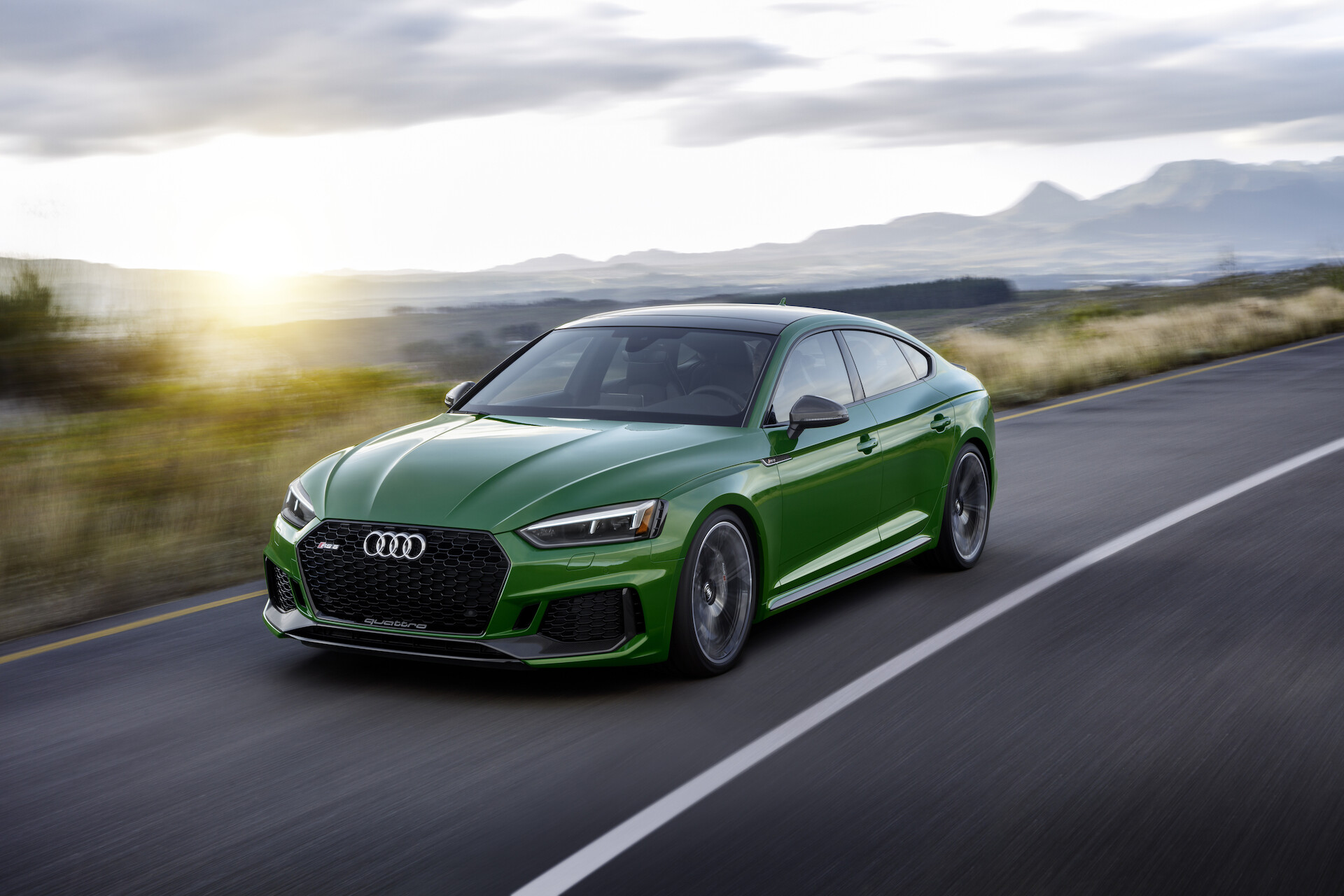 Nadzwyczajne właściwości jezdne i emocjonująca stylistyka: w polskich salonach czterech pierścieni można już zamawiać Audi RS 5 Sportback
