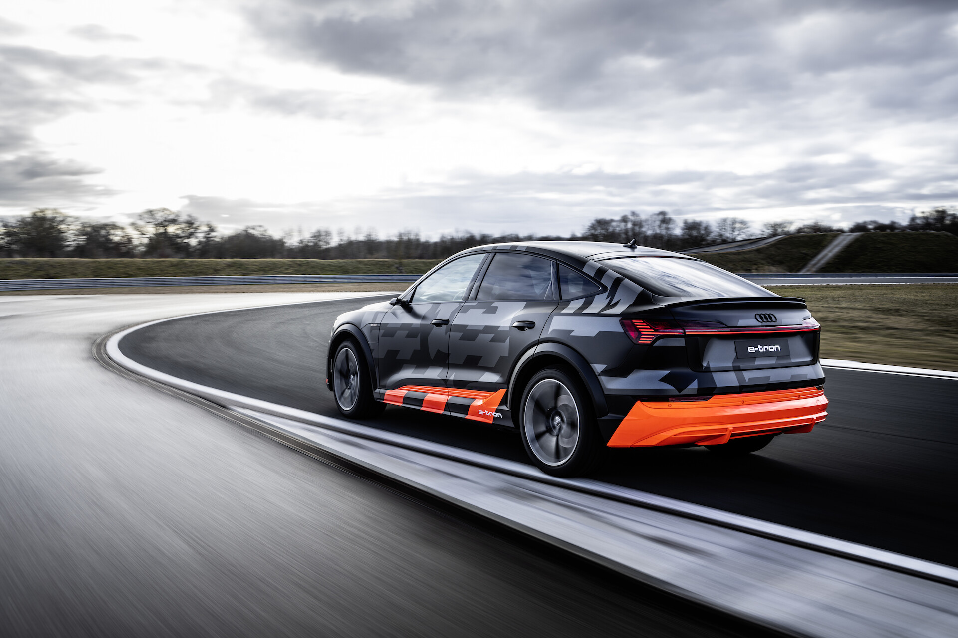 Dynamiczne, zwinne i elektryczne: Audi przedstawia koncepcję napędu dla modeli e-tron S