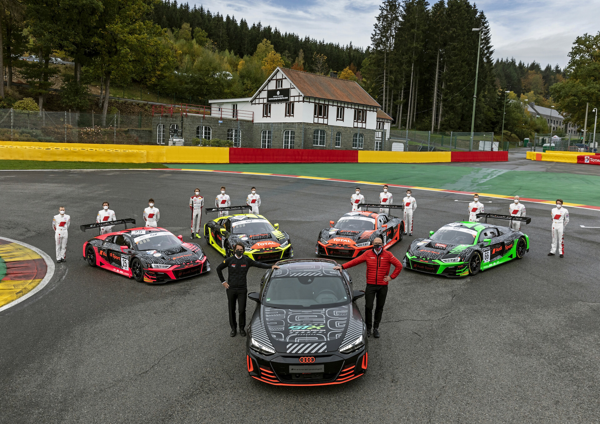 Audi R8 LMS i prototyp Audi RS e-tron GT: dziś spotyka się z jutrem