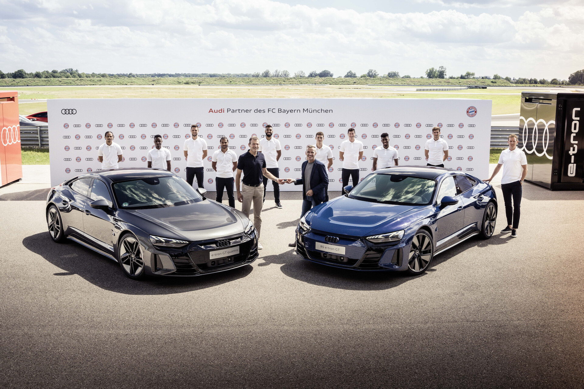 Elektryfikacja 2.0: piłkarze Bayernu Monachium otrzymują nowe Audi e-tron GT