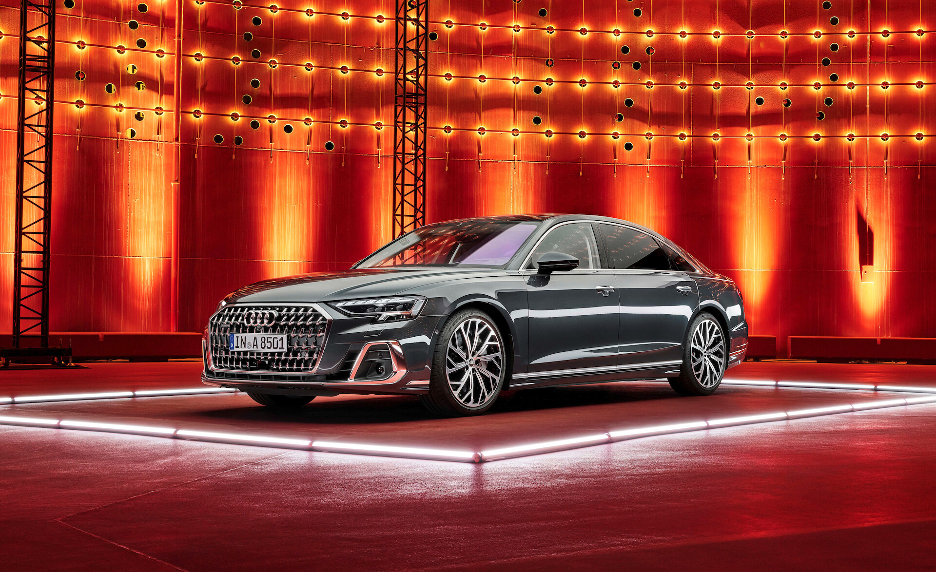 Wyostrzony design i innowacyjne rozwiązania techniczne we flagowym modelu: odmłodzone Audi A8