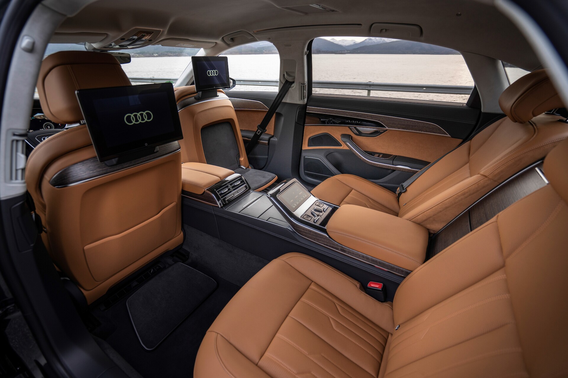 Emocjonująca mobilność segmentu premium: wnętrze odmłodzonego Audi A8 oferuje doświadczenia na najwyższym poziomie