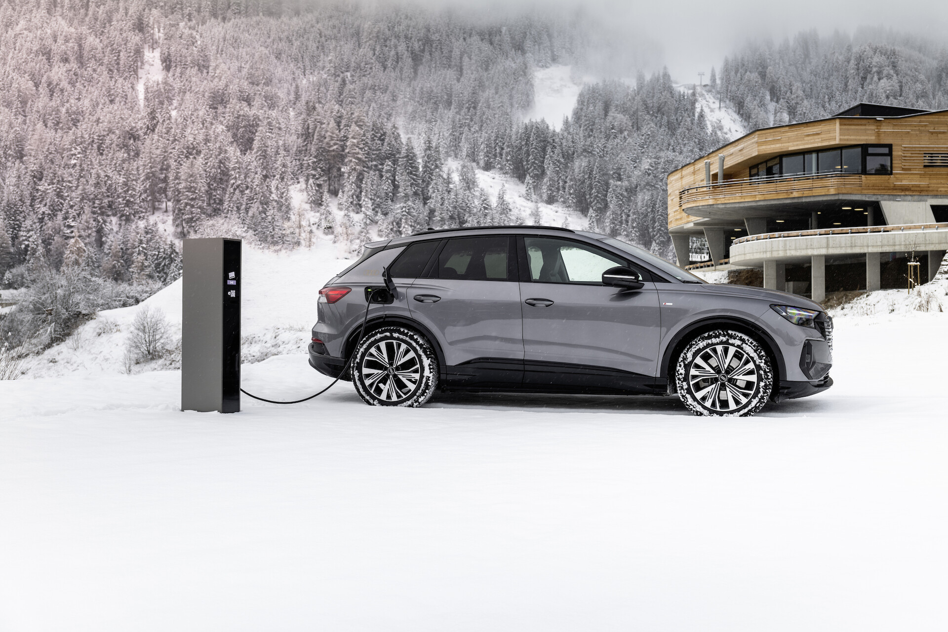 Elektromobilność zimą: inteligentne zarządzanie temperaturą w elektrycznych modelach Audi zapewnia odpowiedni zasięg i wydajność