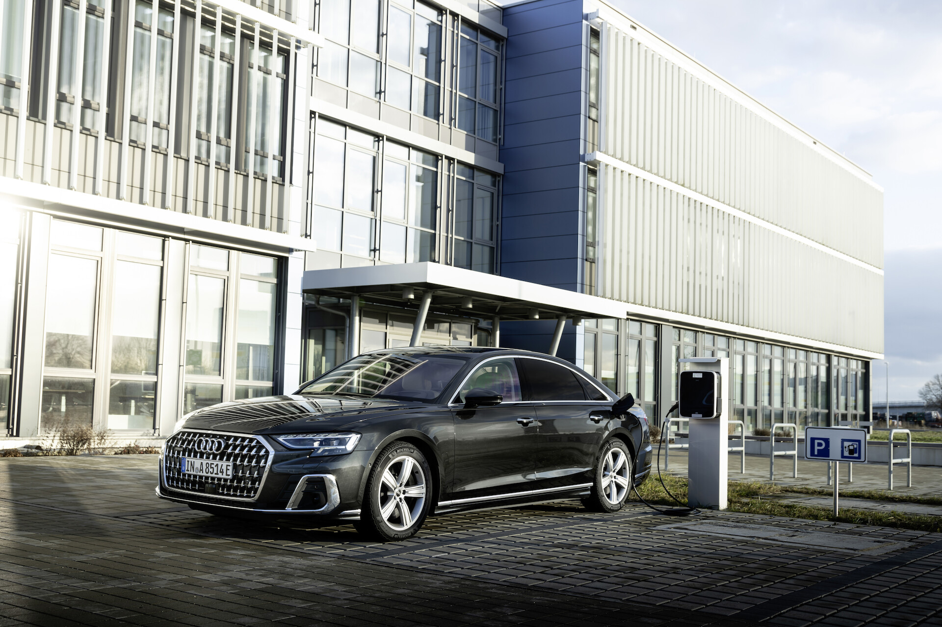 Wyostrzony design i innowacyjne rozwiązania techniczne flagowego modelu: udoskonalone Audi A8