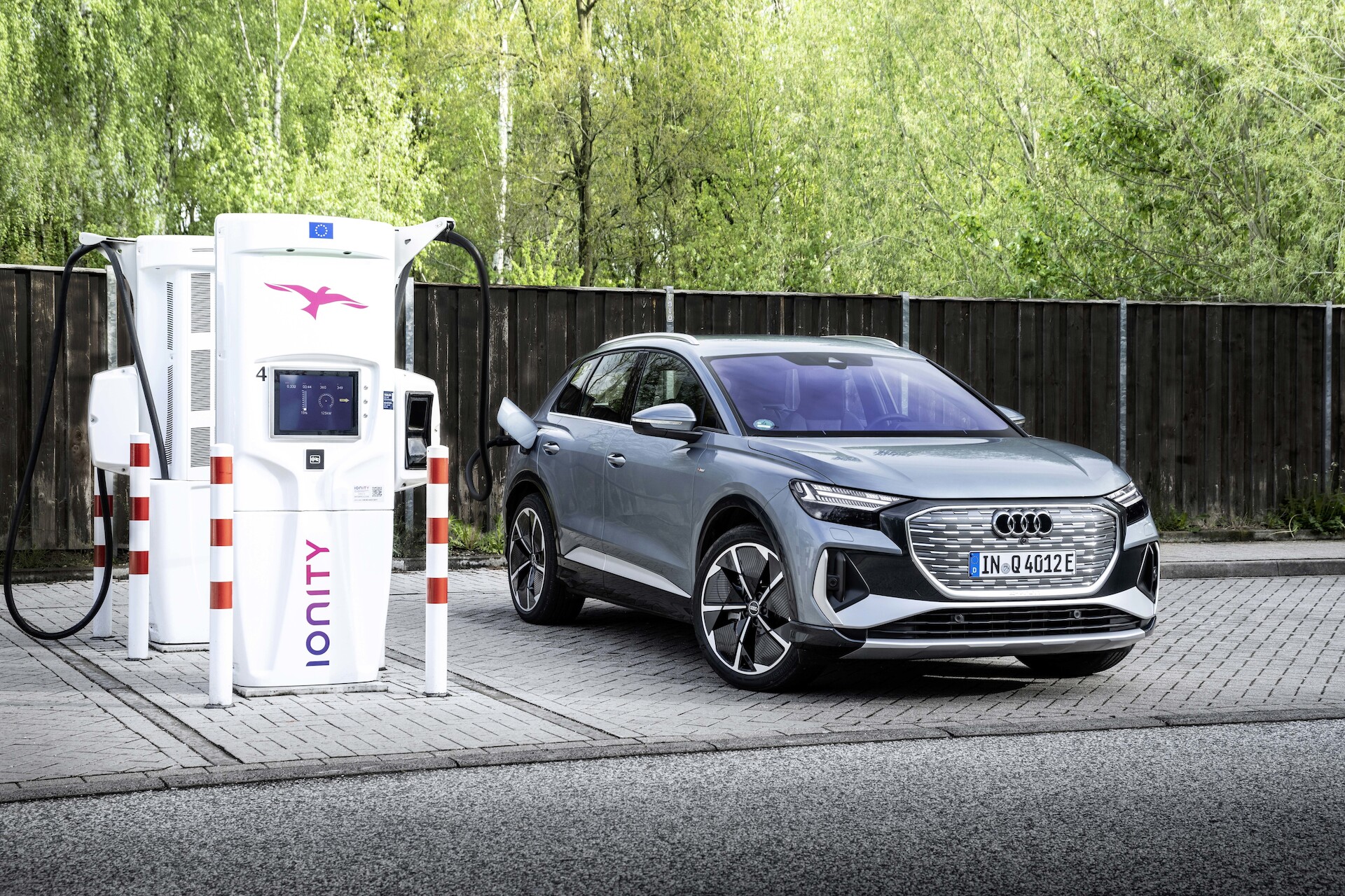 Audi Q4 e-tron: większa pojemność ładowania i rozbudowane funkcje online