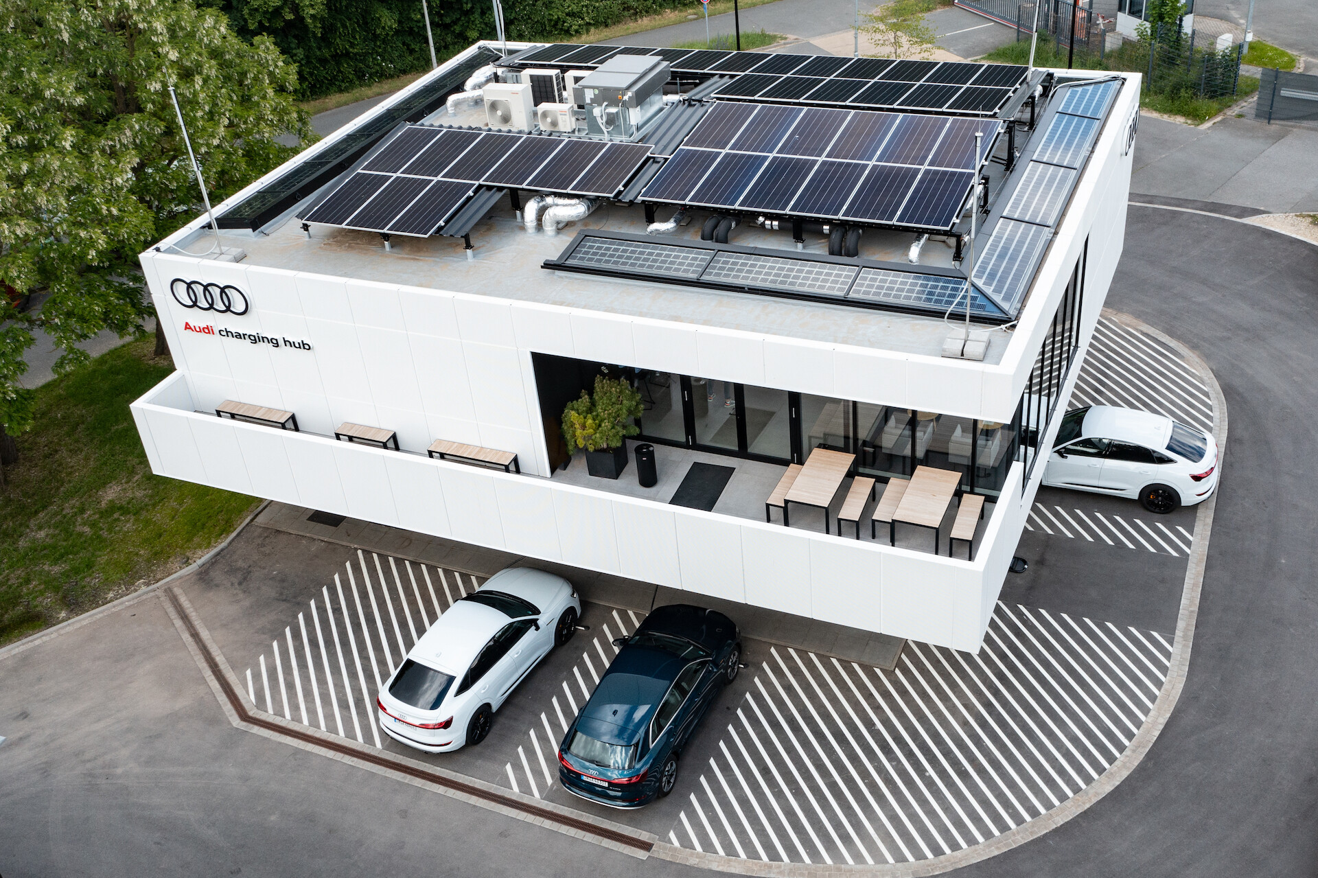 Audi, po sukcesie fazy pilotażowej, kontynuuje wdrażanie koncepcji charging hub’ów