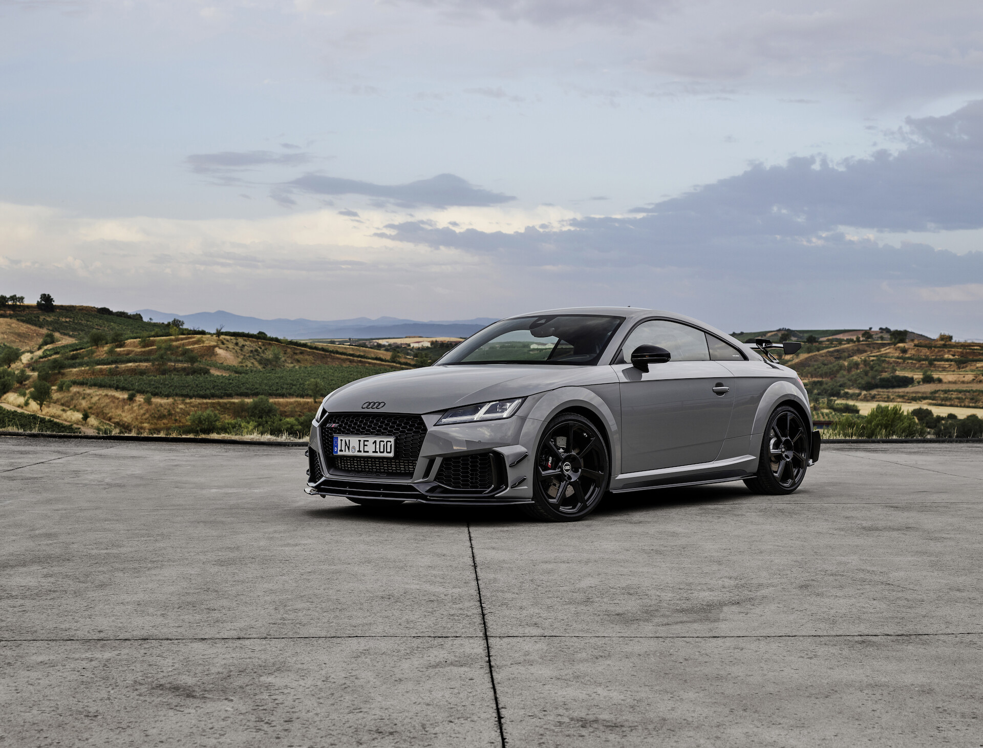 Ponadczasowa ikona: ekskluzywna limitowana edycja Audi TT RS Coupé iconic edition zachwyca innowacyjnym designem i dynamiką