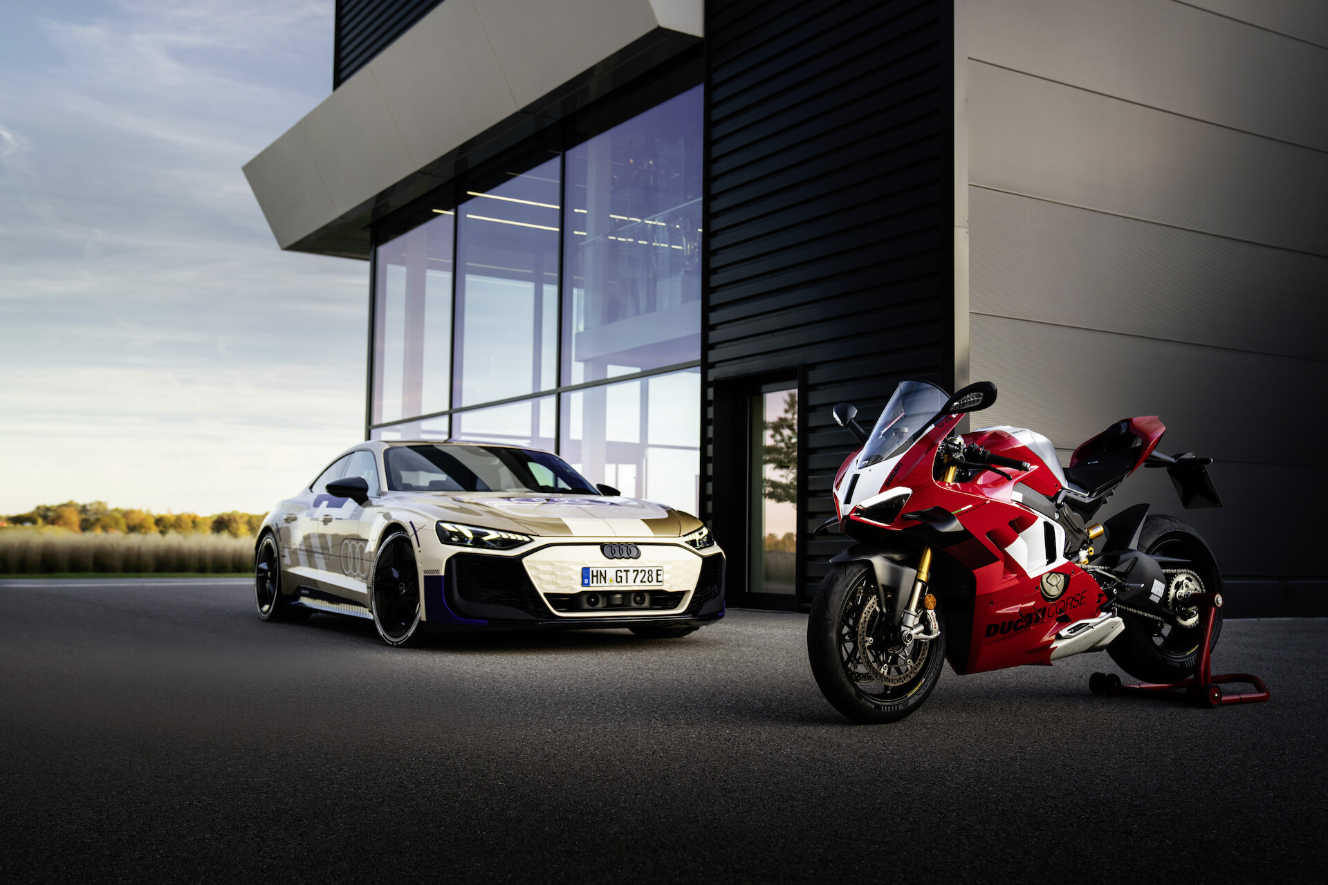 Podwójna dawka adrenaliny: Prototyp Audi e-tron GT i Ducati Panigale V4 R