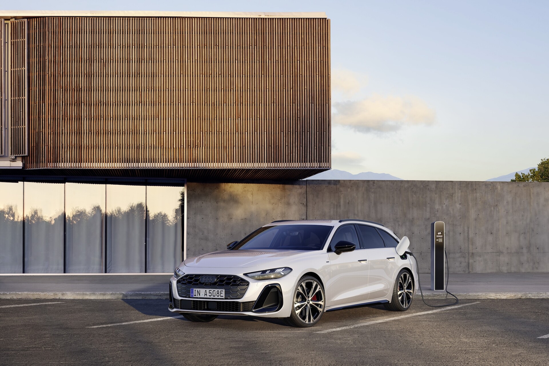 Audi A5 w nowych wersjach hybrydowych plug-in łączą dynamikę, wydajność i długi zasięg elektryczny