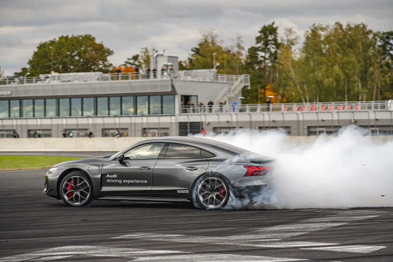 Audi driving experience 2025 – 14 dni, 16 modeli, setki emocji na torze Silesia Ring