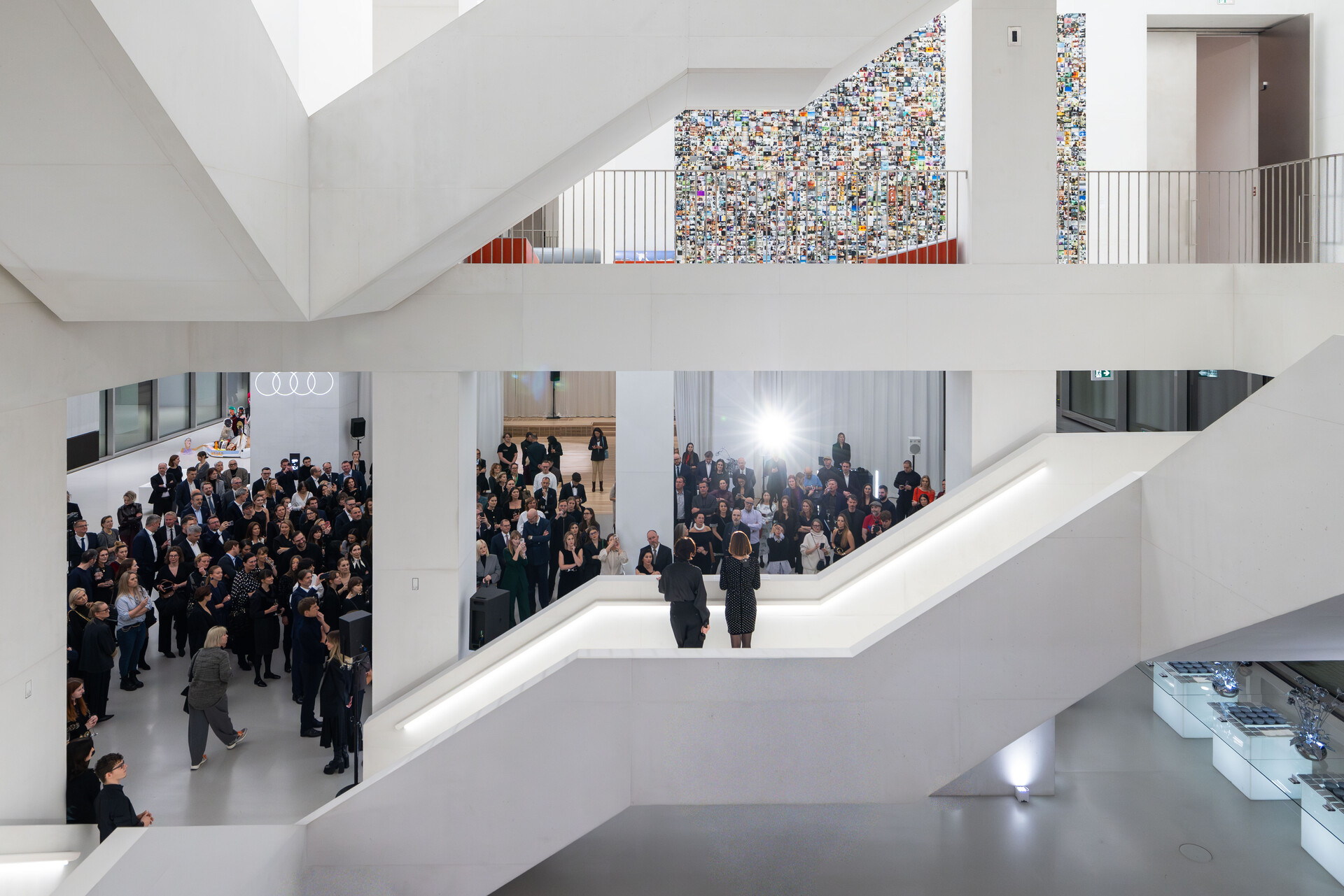 Wystawa, która opowiada historię sztuki głosami kobiet. Audi umożliwia zobaczenie ekspozycji za darmo