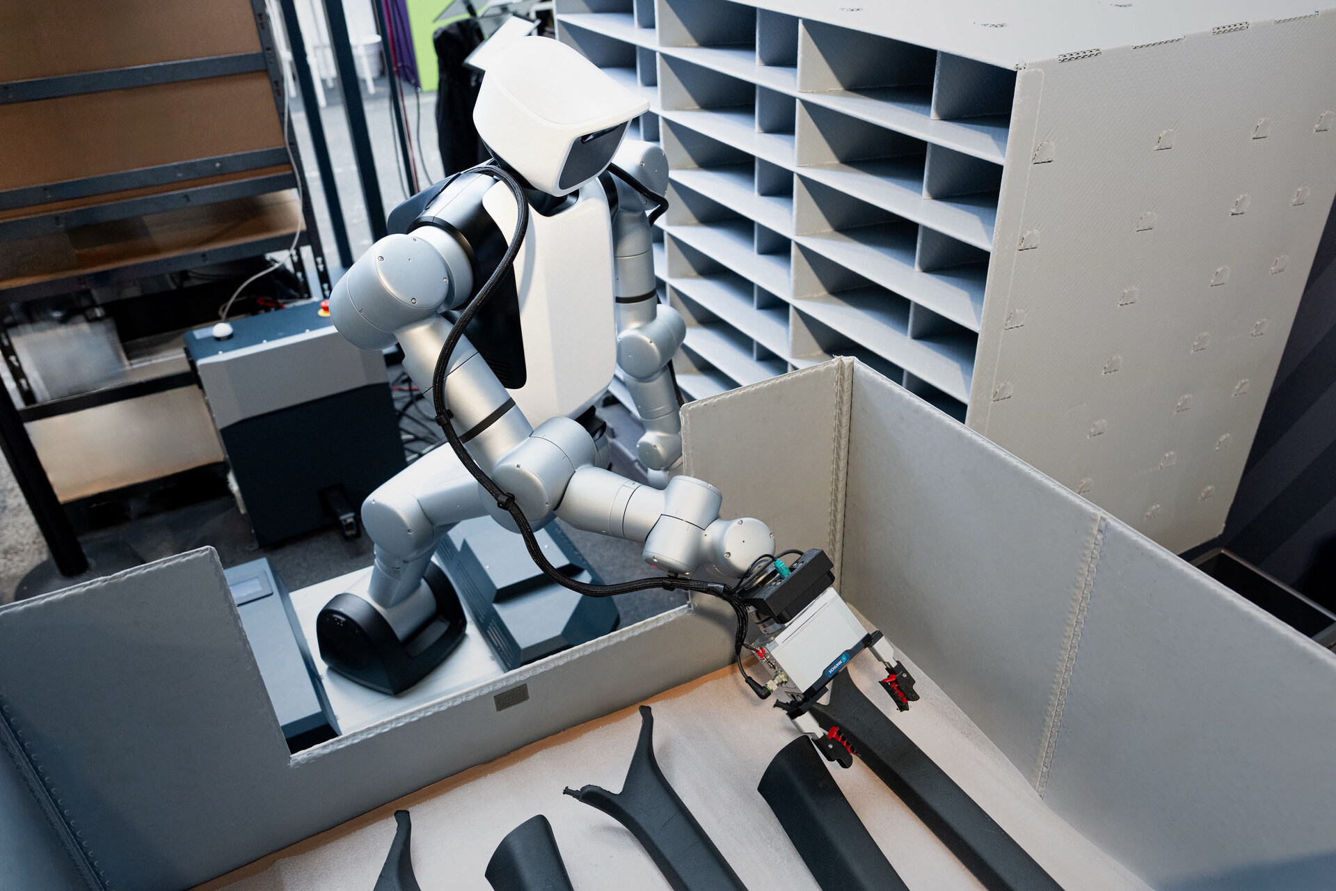 Audi i Agile Robots wprowadzają roboty humanoidalne do logistyki motoryzacyjnej. Projekt wspierają Dassault Systèmes i NVIDIA