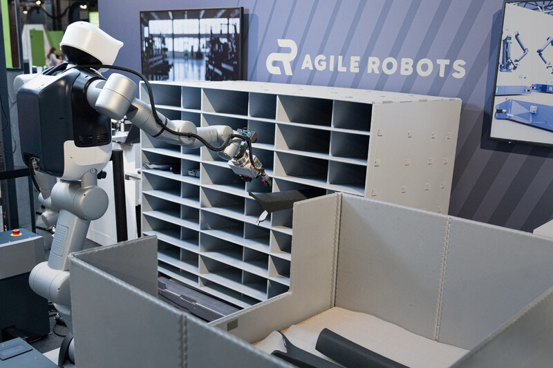 Audi i Agile Robots wprowadzają roboty humanoidalne do logistyki motoryzacyjnej. Projekt wspierają Dassault Systèmes i NVIDIA