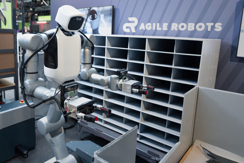 Audi i Agile Robots wprowadzają roboty humanoidalne do logistyki motoryzacyjnej. Projekt wspierają Dassault Systèmes i NVIDIA